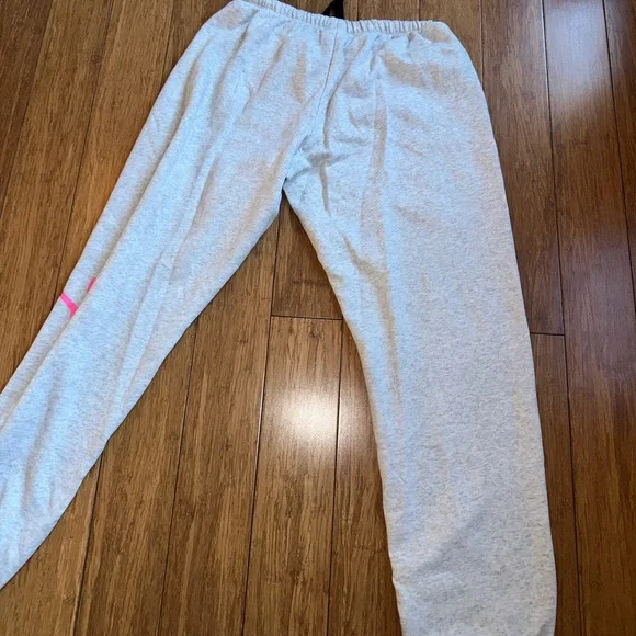 Pink Victoria’s Secret sweatpants NWOT - Picture 3 of 4